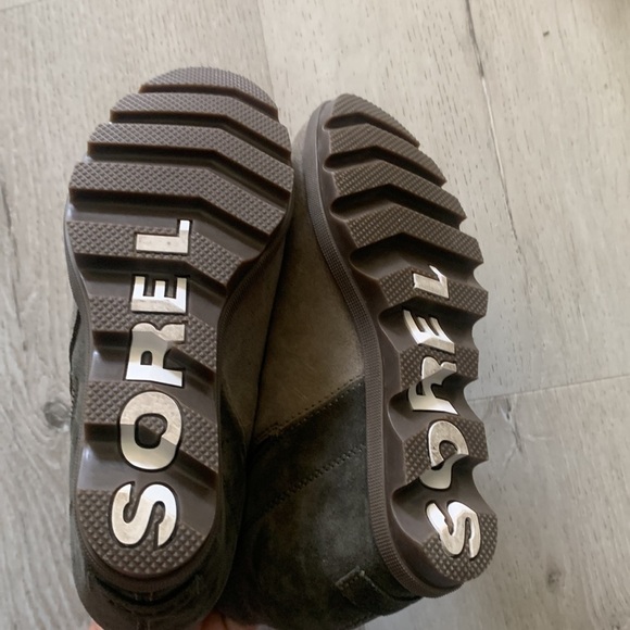 Sorel Joan of Arctic 2 tone sage olive green bootie Zips for easy on/off. Size 6 - Picture 4 of 9